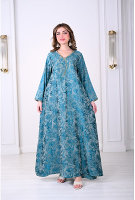 جلابية فاخرة مع تطريز ذهبي يعزز الأناقة