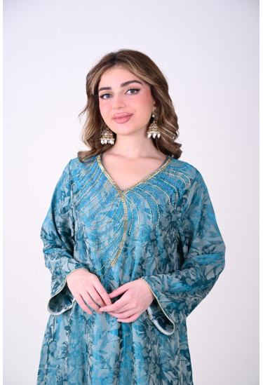 جلابية فاخرة مع تطريز ذهبي يعزز الأناقة جلابية فاخرة مع تطريز ذهبي يعزز الأناقة