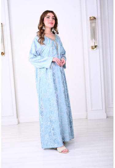 جلابية فاخرة مع تطريز ذهبي يعزز الأناقة جلابية فاخرة مع تطريز ذهبي يعزز الأناقة