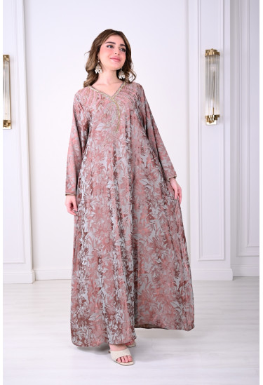 جلابية فاخرة مع تطريز ذهبي يعزز الأناقة جلابية فاخرة مع تطريز ذهبي يعزز الأناقة