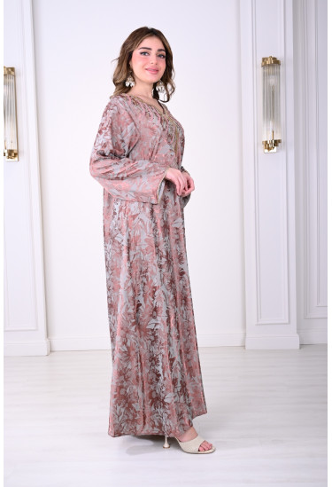 جلابية فاخرة مع تطريز ذهبي يعزز الأناقة جلابية فاخرة مع تطريز ذهبي يعزز الأناقة