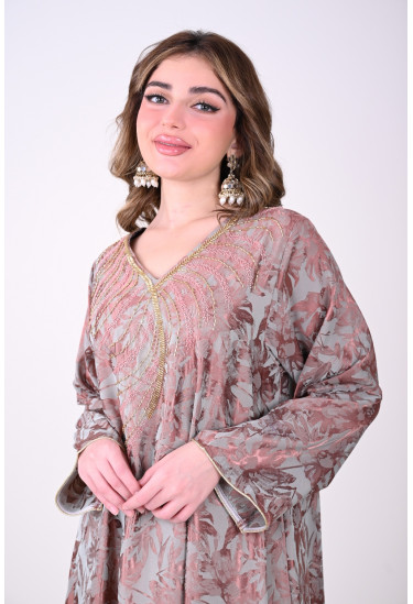 جلابية فاخرة مع تطريز ذهبي يعزز الأناقة جلابية فاخرة مع تطريز ذهبي يعزز الأناقة