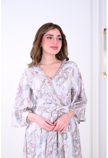 فستان فخم بتصميم أنيق وتطريز زهور ناعم