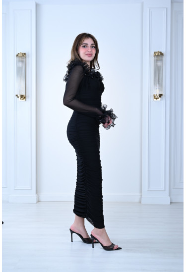 فستان فاخر تصميم أنيق بقصة ضيقة وتفاصيل راقية