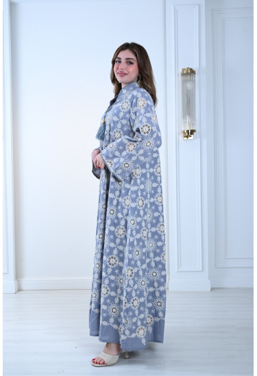 جلابية فاخرة بأكمام واسعة وتطريز راقٍ