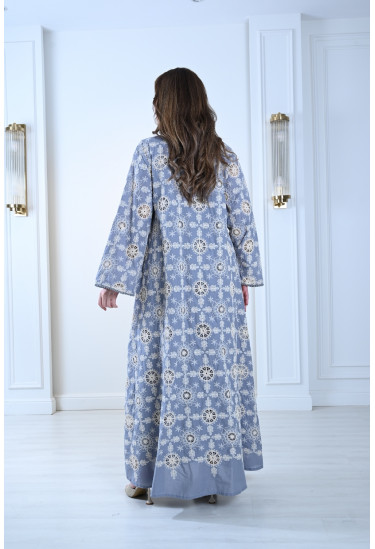 جلابية فاخرة بأكمام واسعة وتطريز راقٍ