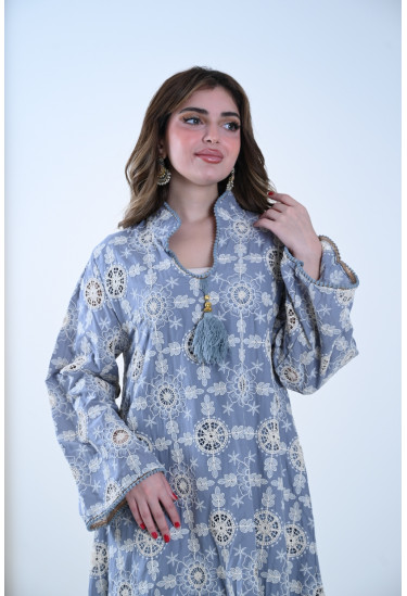 جلابية فاخرة بأكمام واسعة وتطريز راقٍ