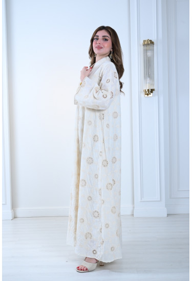 جلابية فاخرة بأكمام واسعة وتطريز راقٍ