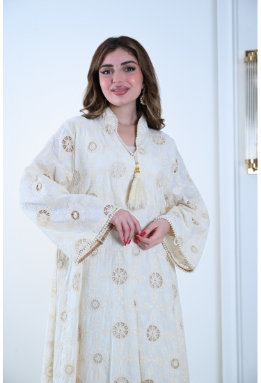 جلابية فاخرة بأكمام واسعة وتطريز راقٍ