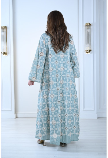 جلابية فاخرة بأكمام واسعة وتطريز راقٍ