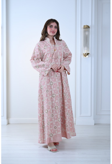 جلابية فاخرة بأكمام واسعة وتطريز راقٍ