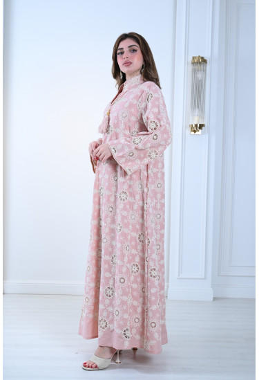 جلابية فاخرة بأكمام واسعة وتطريز راقٍ