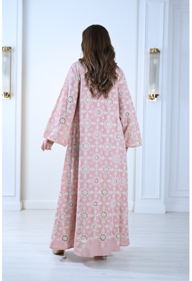 جلابية فاخرة بأكمام واسعة وتطريز راقٍ