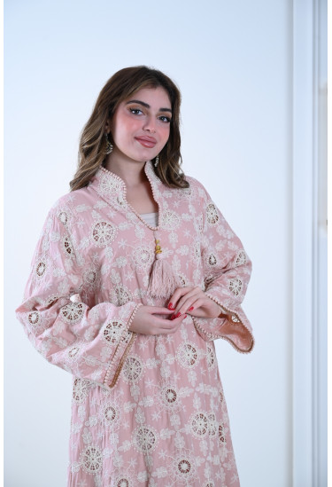 جلابية فاخرة بأكمام واسعة وتطريز راقٍ