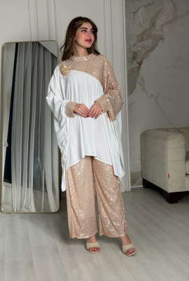 طقم فاخر بتصميم غير متماثل ولمسات ترتر ذهبية