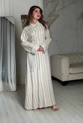 جلابية فاخرة بتطريز كريستالي ولمسات براقة